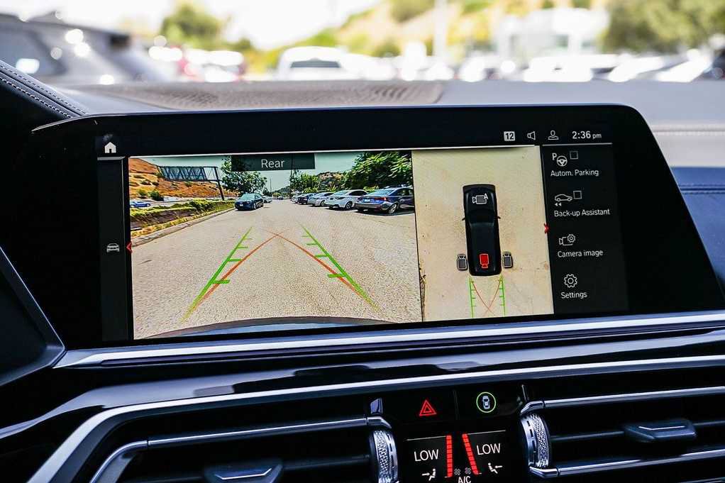 Used 2022 BMW X7 M50i w/ Dynamic Handling Package AWD/4WD image 26