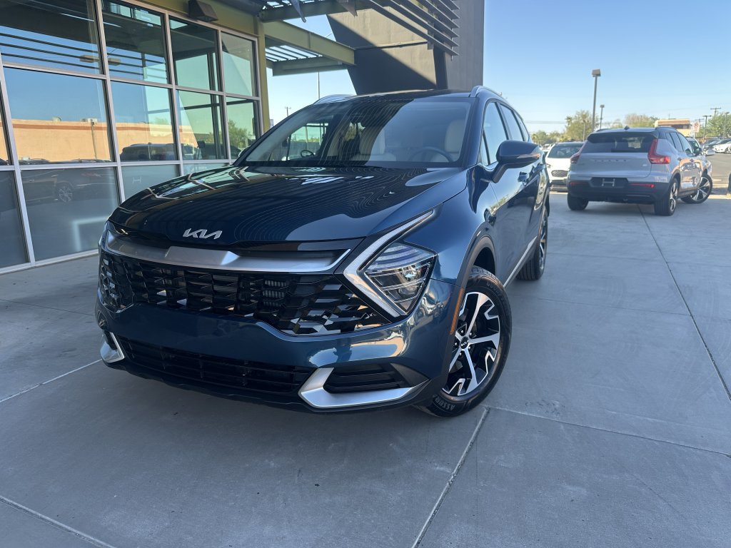 Used 2025 Kia Sportage EX image 2