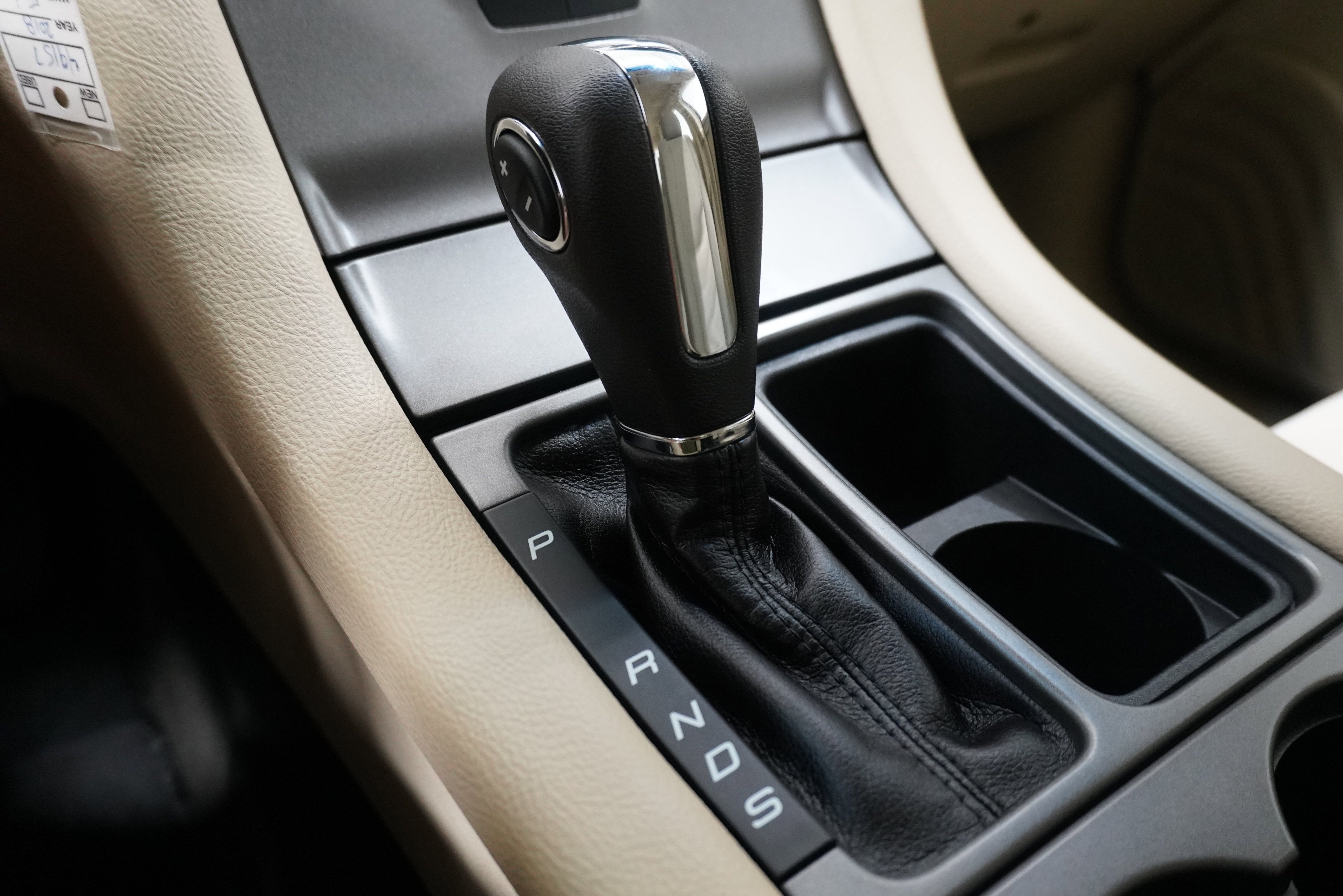 Used 2018 Ford Taurus SE image 19