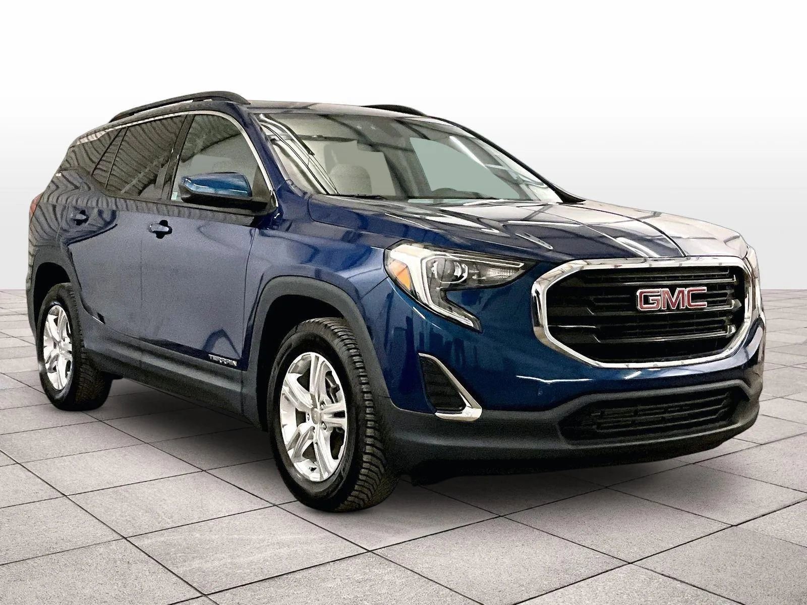 Used 2019 GMC Terrain SLE w/ Driver Convenience Package image 2