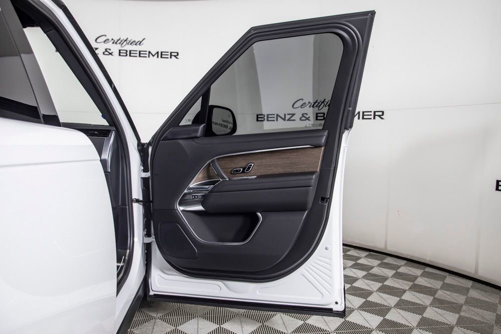Used 2025 Land Rover Range Rover SE image 16