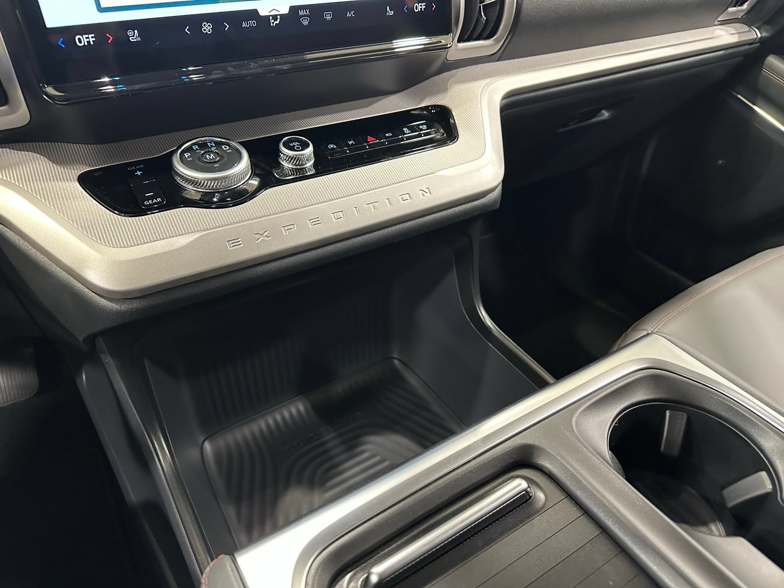 New 2025 Ford Expedition Active RWD image 19