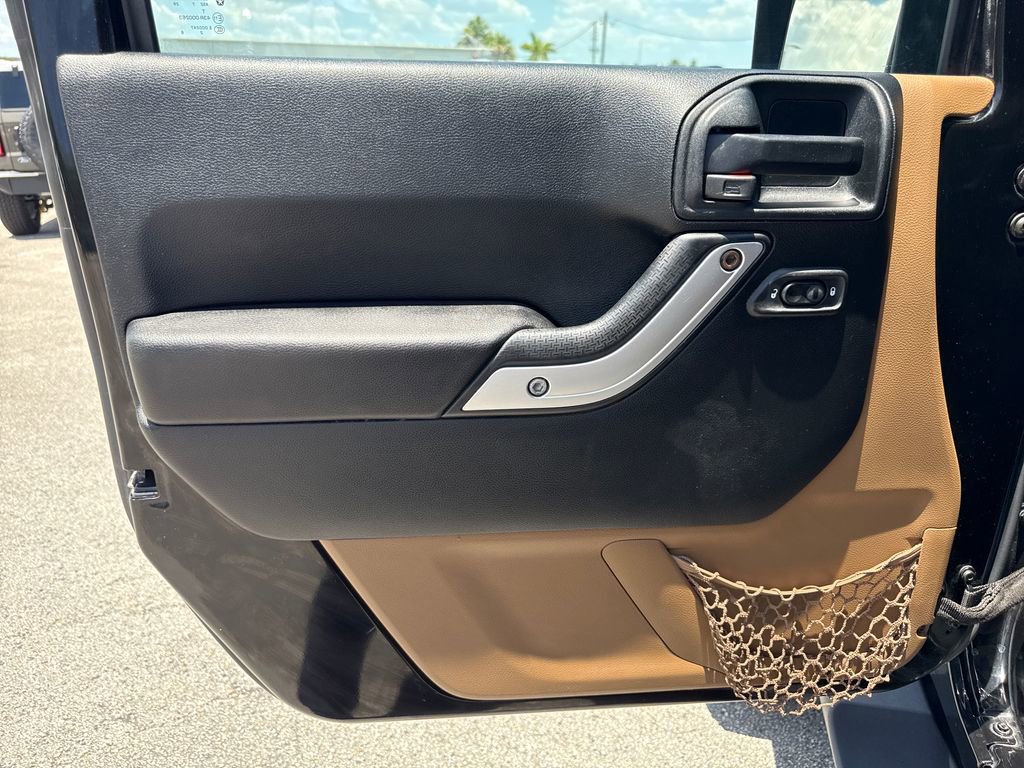 Used 2018 Jeep Wrangler Unlimited Sahara w/ Connectivity Group AWD/4WD image 12