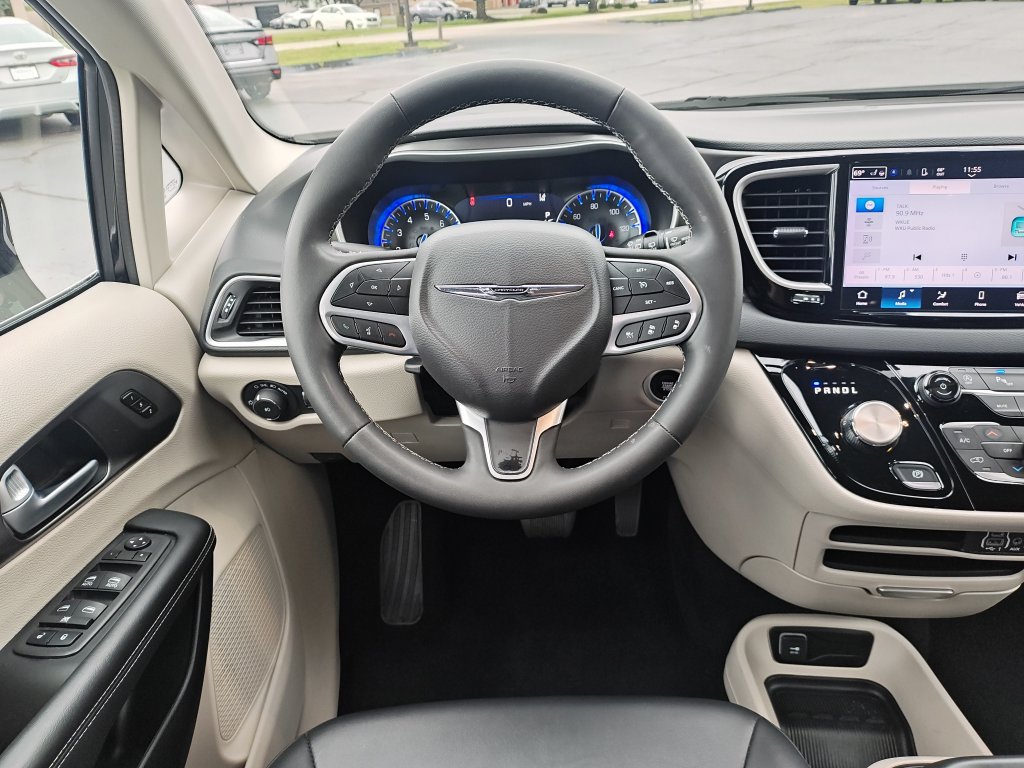 Used 2024 Chrysler Pacifica Touring-L FWD image 16