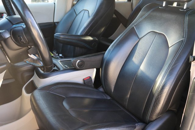 Used 2021 Chrysler Pacifica Touring-L image 13