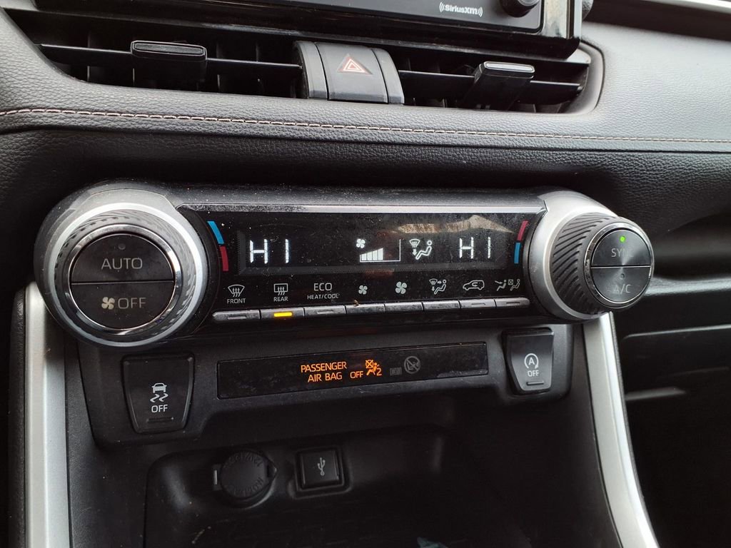 Used 2020 Toyota RAV4 XLE AWD/4WD image 13