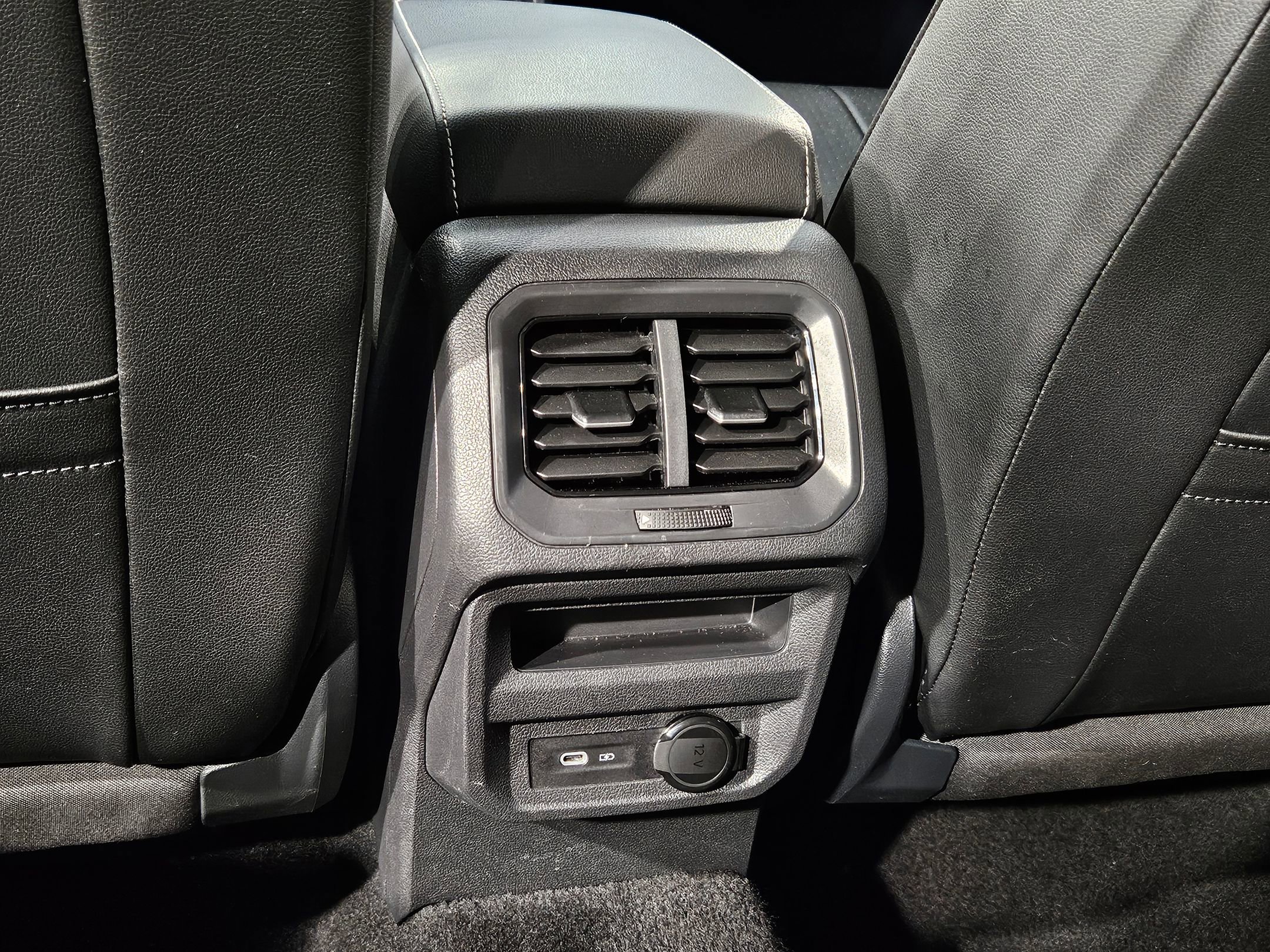 Used 2024 Volkswagen Tiguan SE image 36