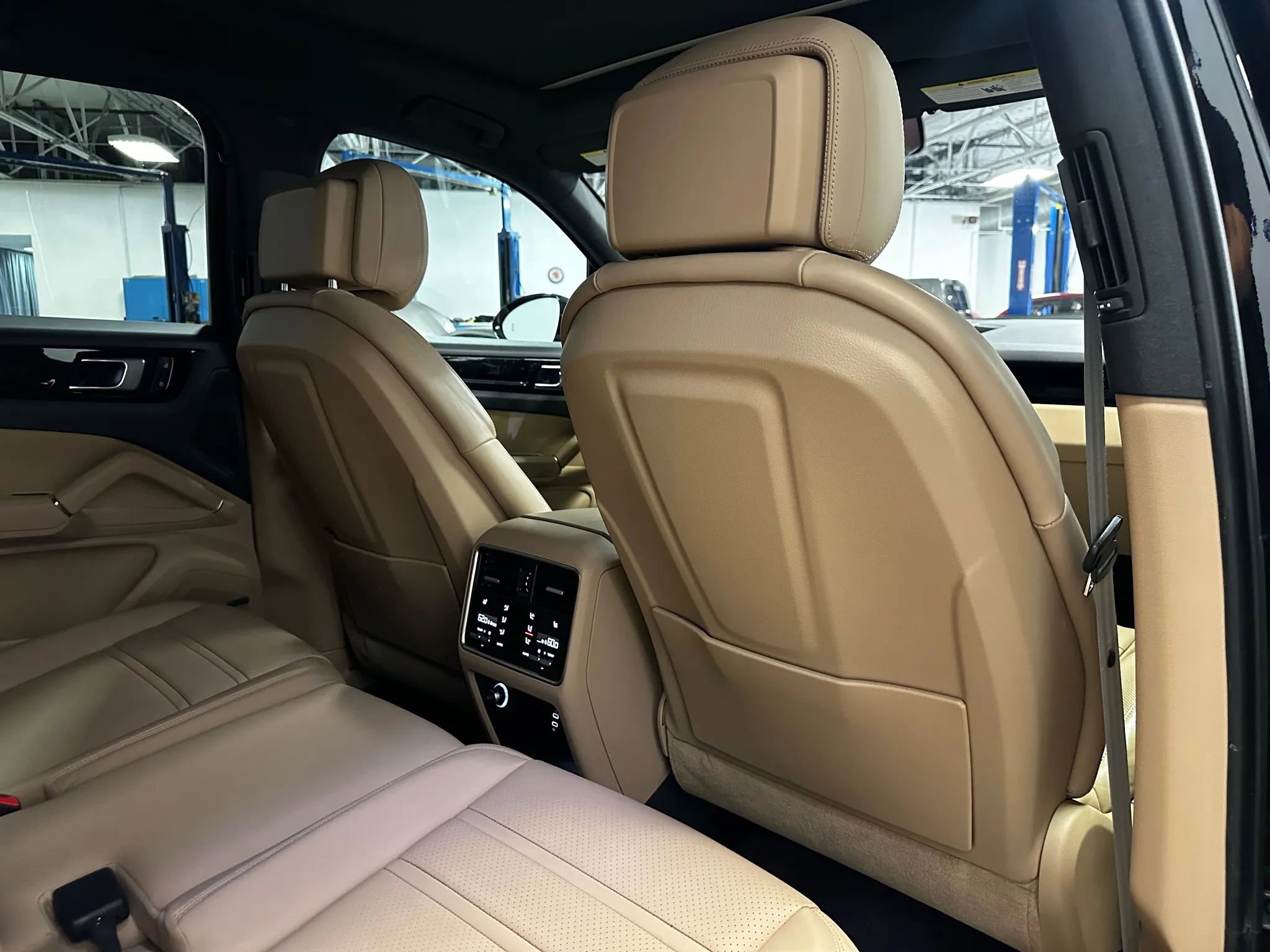 Used 2022 Porsche Cayenne Platinum Edition w/ Premium Package Plus image 21