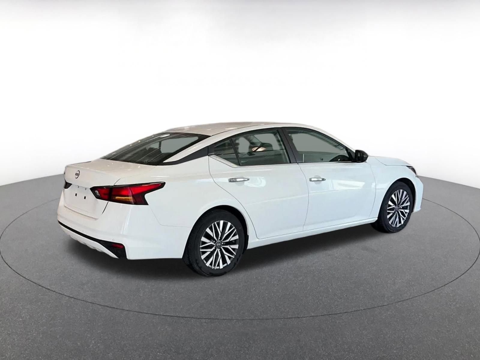 Used 2025 Nissan Altima 2.5 SV image 12