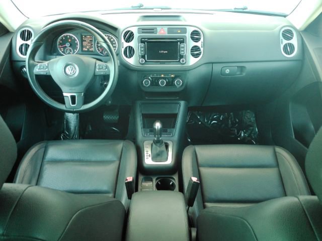 Used 2011 Volkswagen Tiguan SE image 3