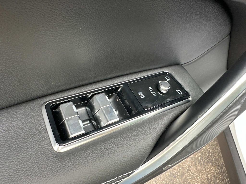 New 2025 Jaguar F-PACE R-Dynamic S image 10