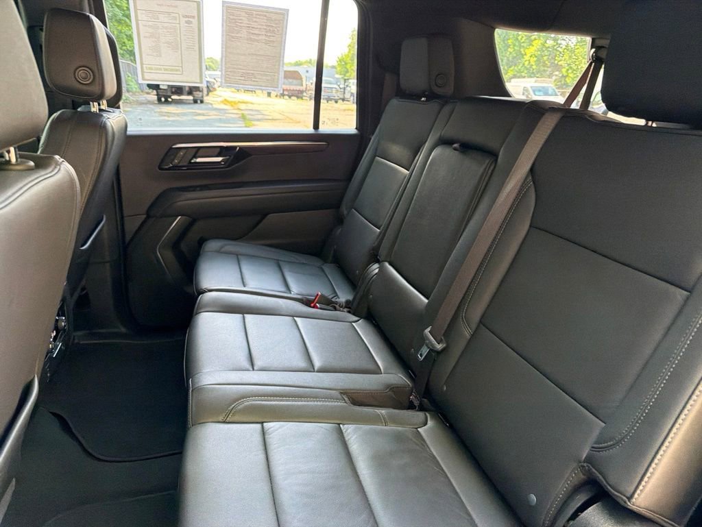 Used 2025 Chevrolet Suburban LT AWD/4WD image 30