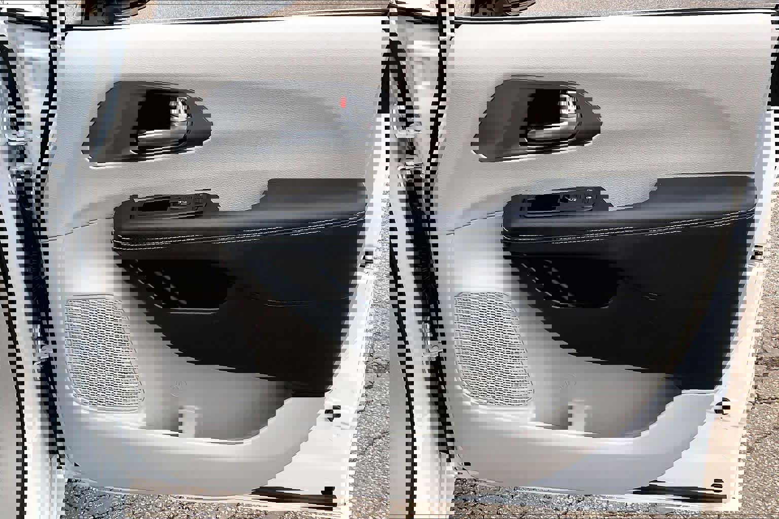 Used 2024 Chrysler Pacifica Touring-L image 23