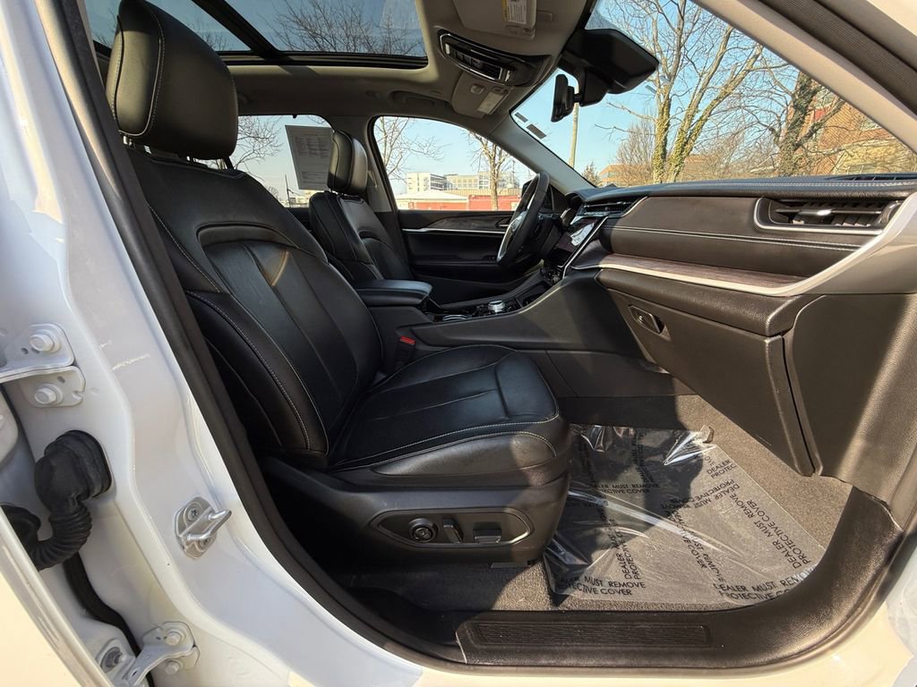 Used 2023 Jeep Grand Cherokee Limited w/ Luxury Tech Group II image 29