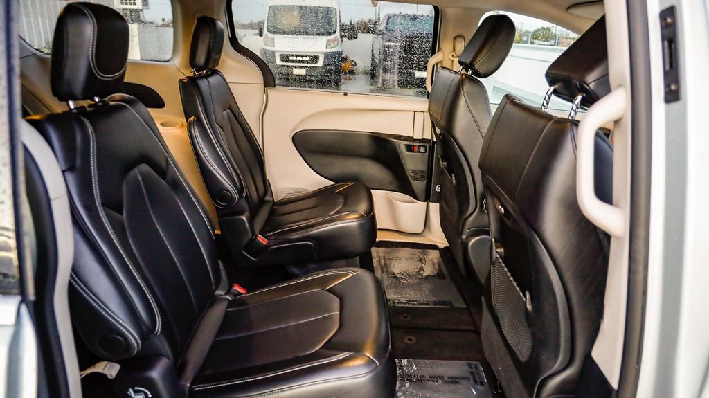 Certified 2024 Chrysler Pacifica Touring-L image 19