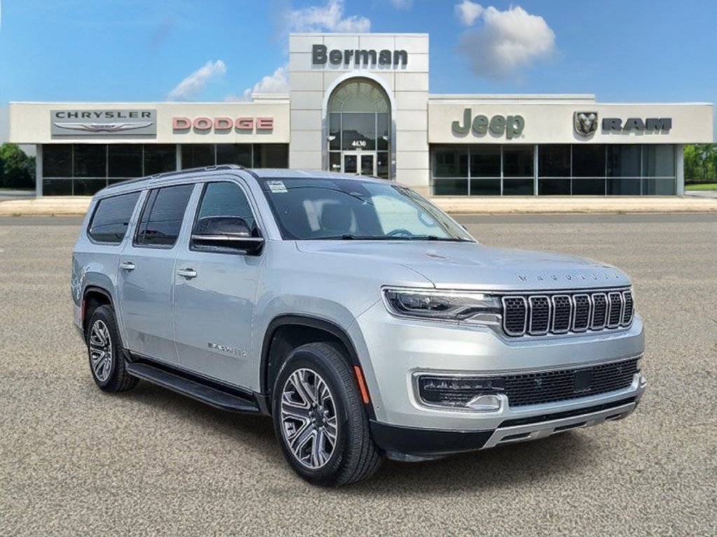 Certified 2024 Jeep Wagoneer L Series II w/ Flexible Seating Group RWD image 8