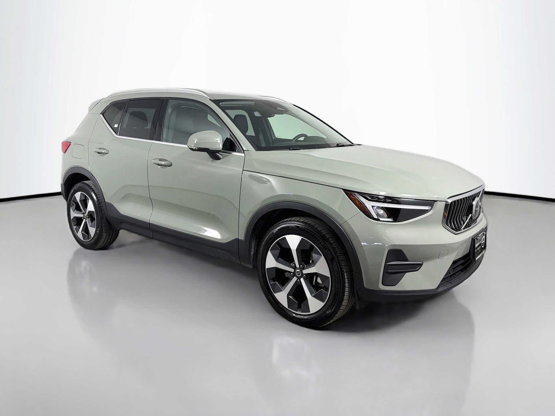 Certified 2024 Volvo XC40 B5 Core w/ Protection Package Premier AWD/4WD image 3