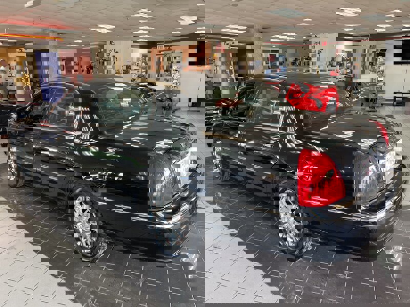 Used 2009 Lincoln Town Car Signature Limited image 8