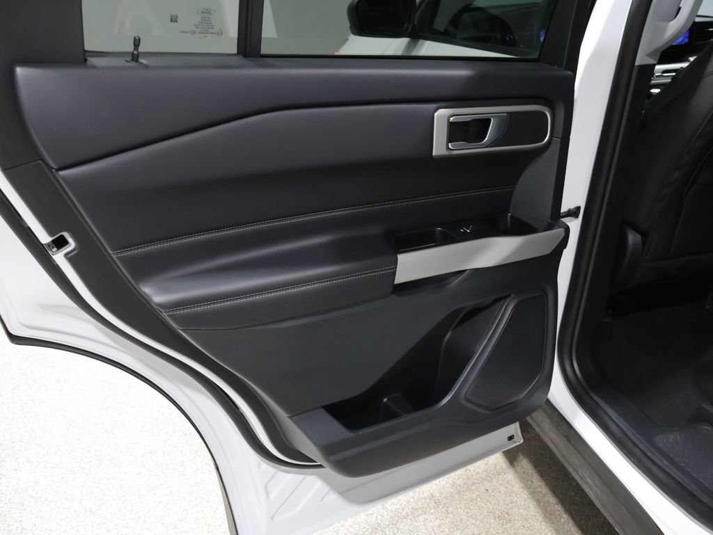 Used 2024 Ford Explorer XLT AWD/4WD image 18
