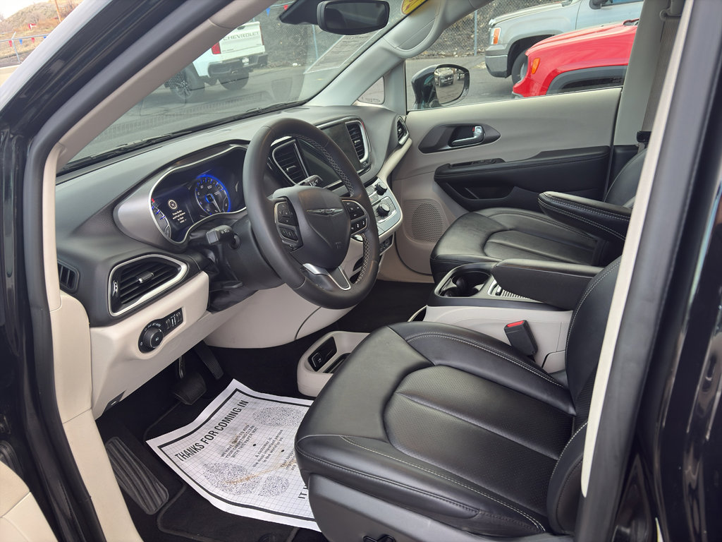 Used 2024 Chrysler Pacifica Touring-L FWD image 3