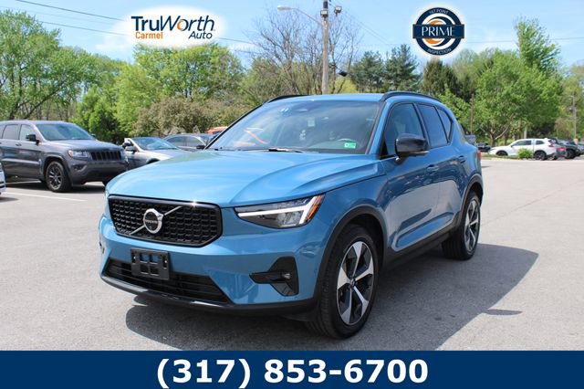 Used 2025 Volvo XC40 B5 Plus image 1