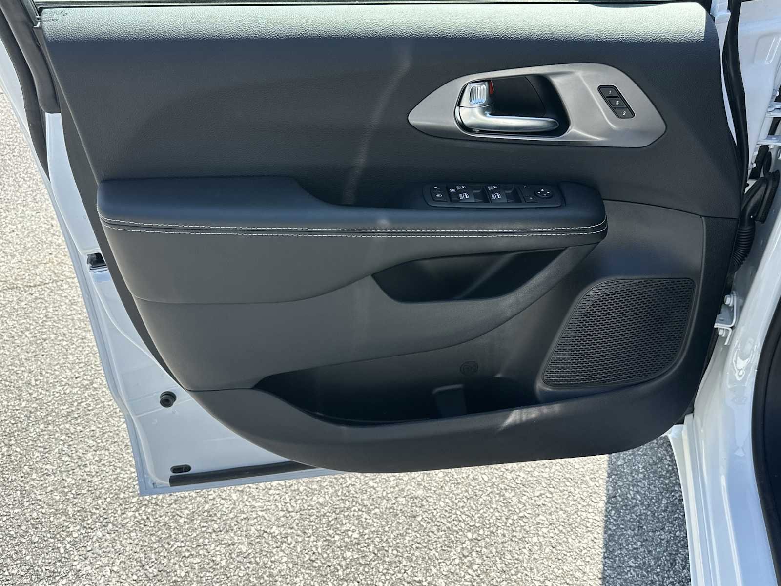 New 2026 Chrysler Pacifica Select FWD image 10