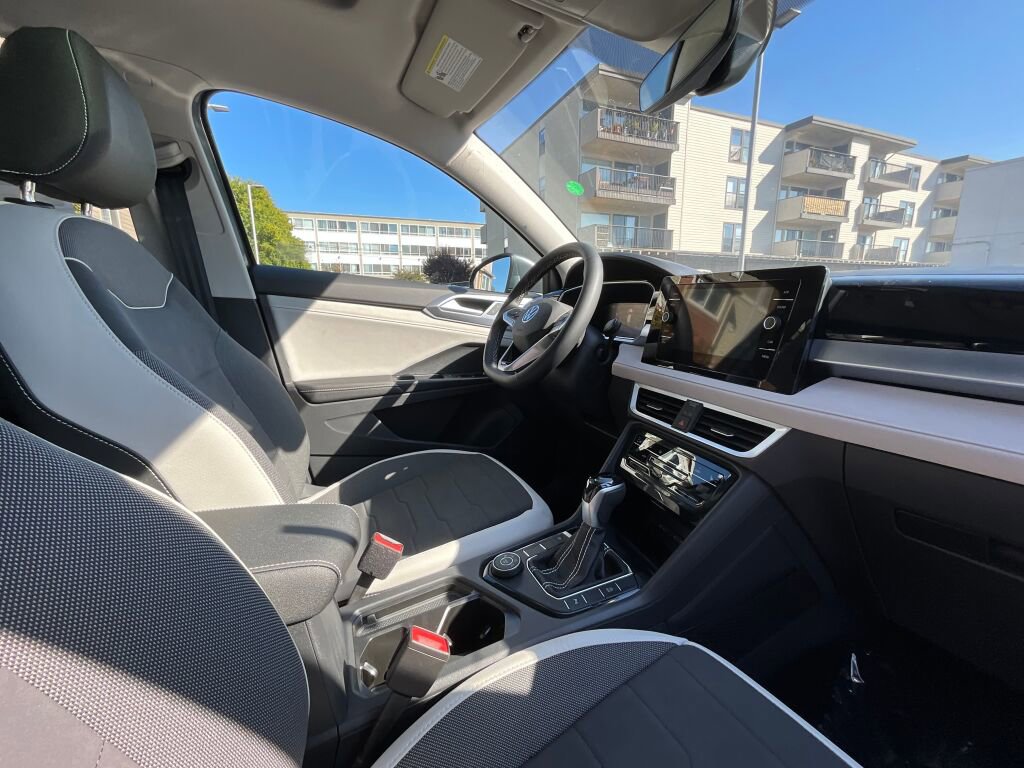 New 2025 Volkswagen Taos SE image 18