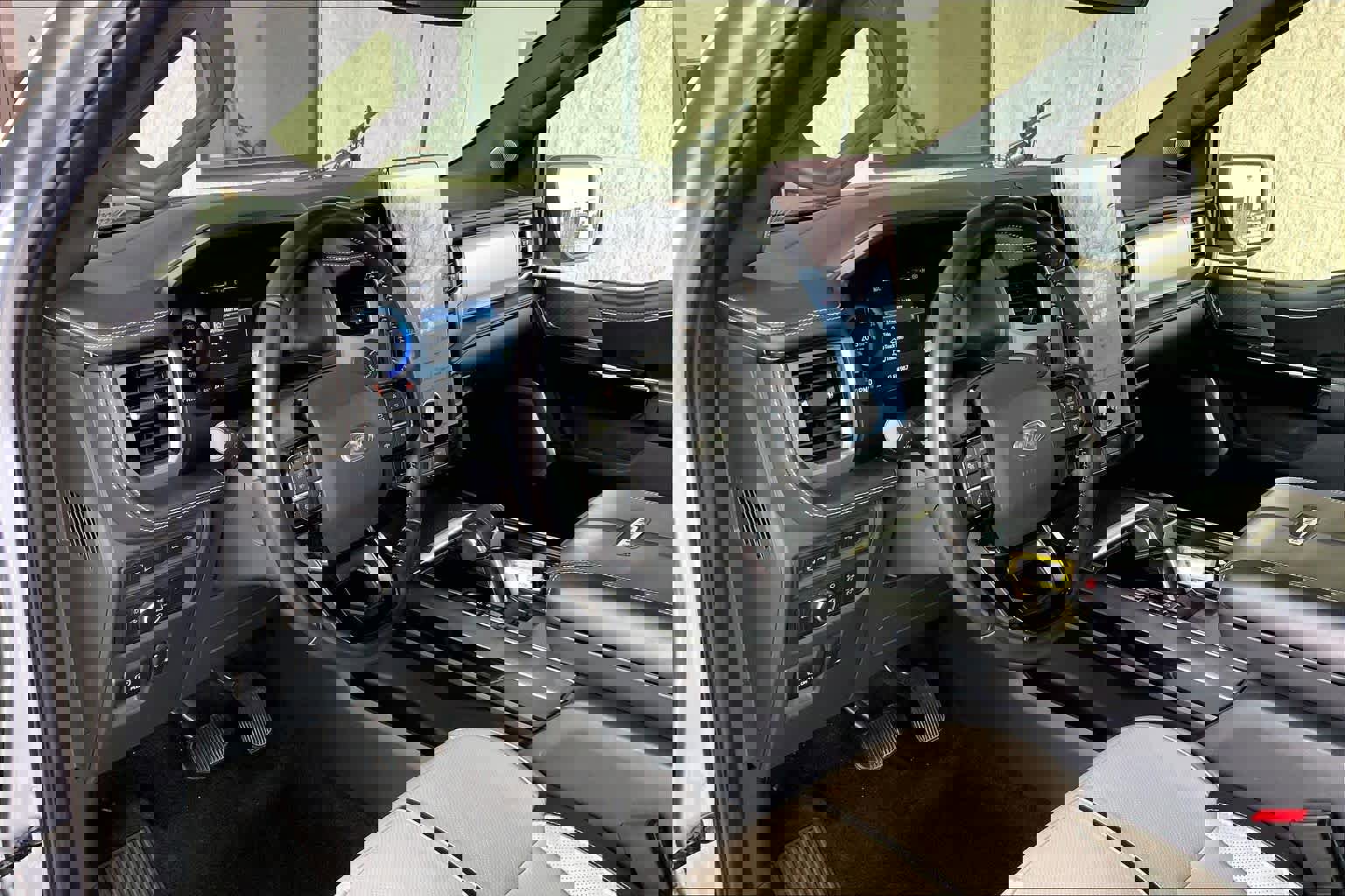 Used 2022 Ford F150 Lightning Platinum image 17