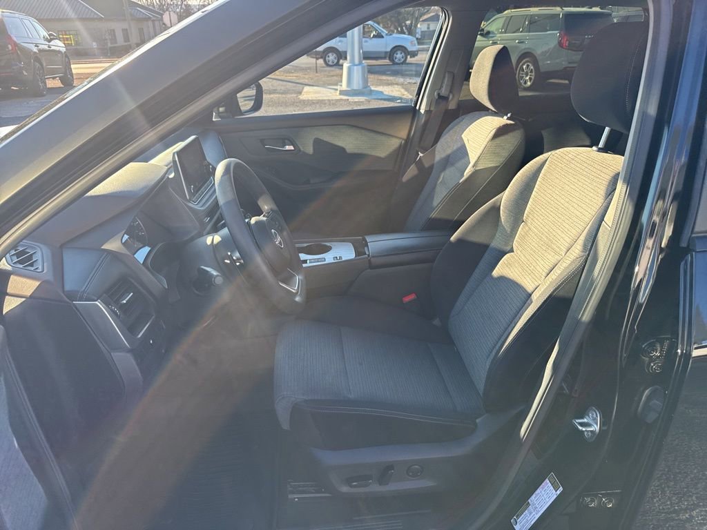 Used 2023 Nissan Rogue SV image 8