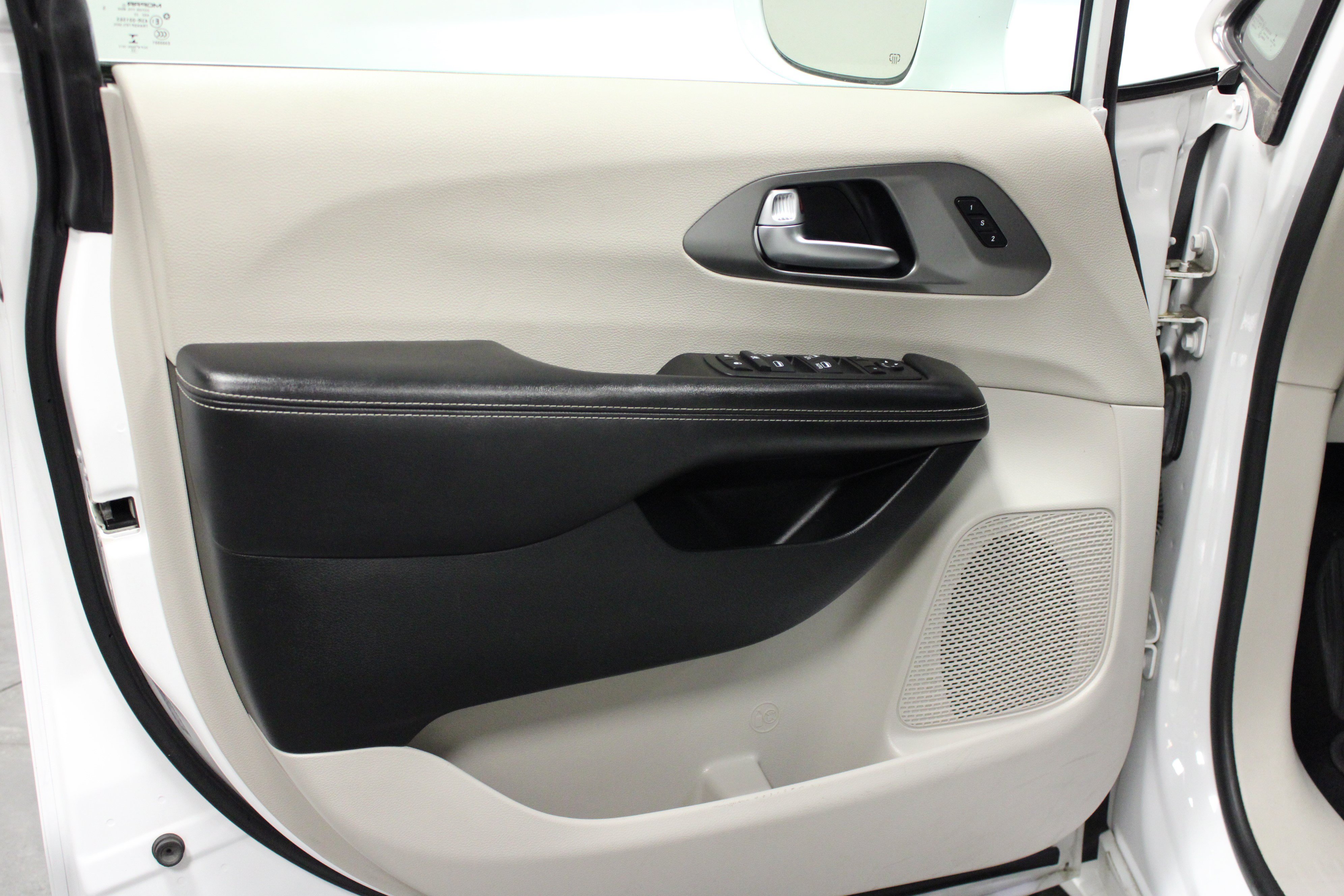 Used 2022 Chrysler Pacifica Touring-L FWD image 11