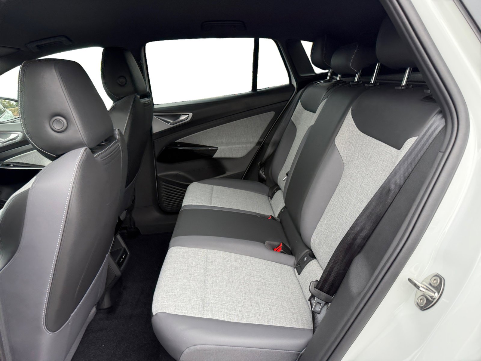 New 2025 Volkswagen ID.4 Pro RWD image 16