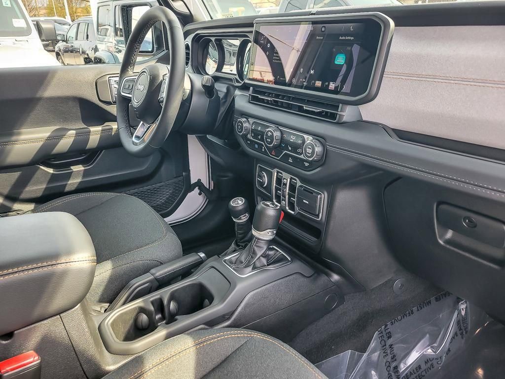 Used 2025 Jeep Wrangler Unlimited Sahara image 22
