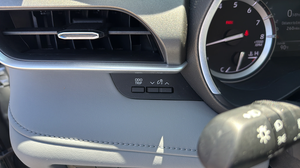 Used 2022 Toyota Highlander XLE FWD image 22