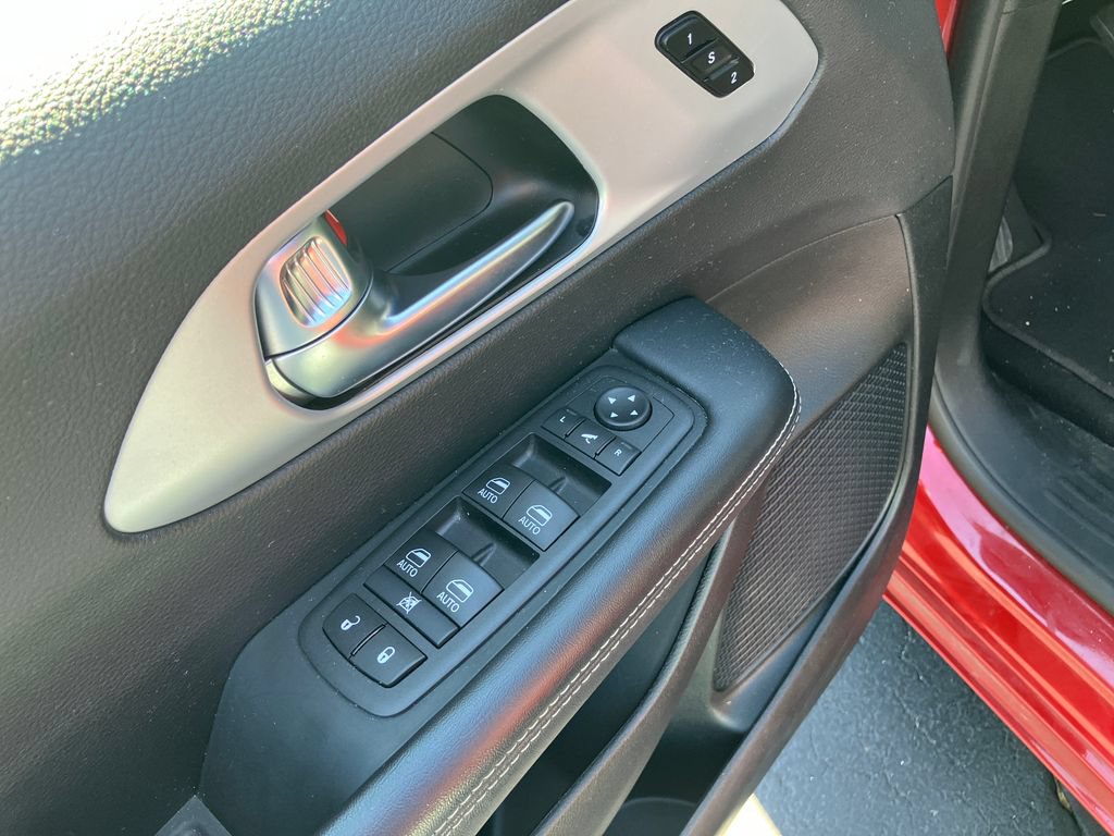 Used 2025 Chrysler Pacifica Limited FWD image 15