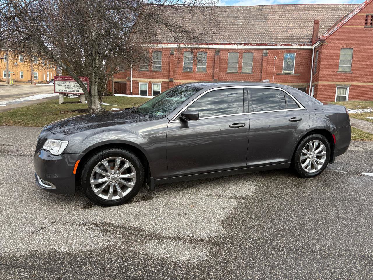 Used 2016 Chrysler 300 Limited w/ Driver Convenience Group image 4