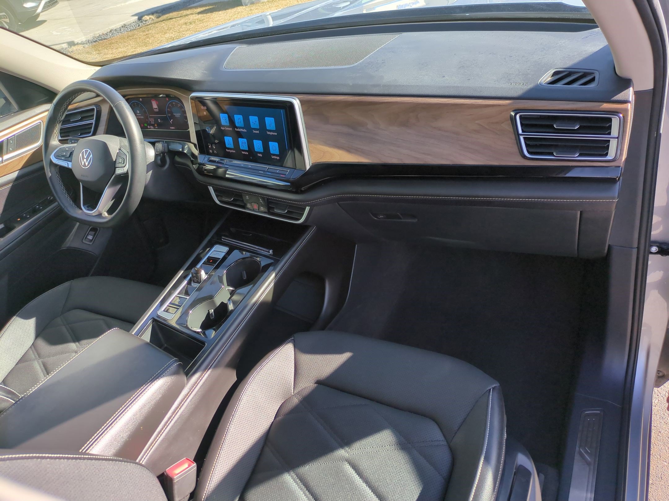 Used 2024 Volkswagen Atlas SE image 34