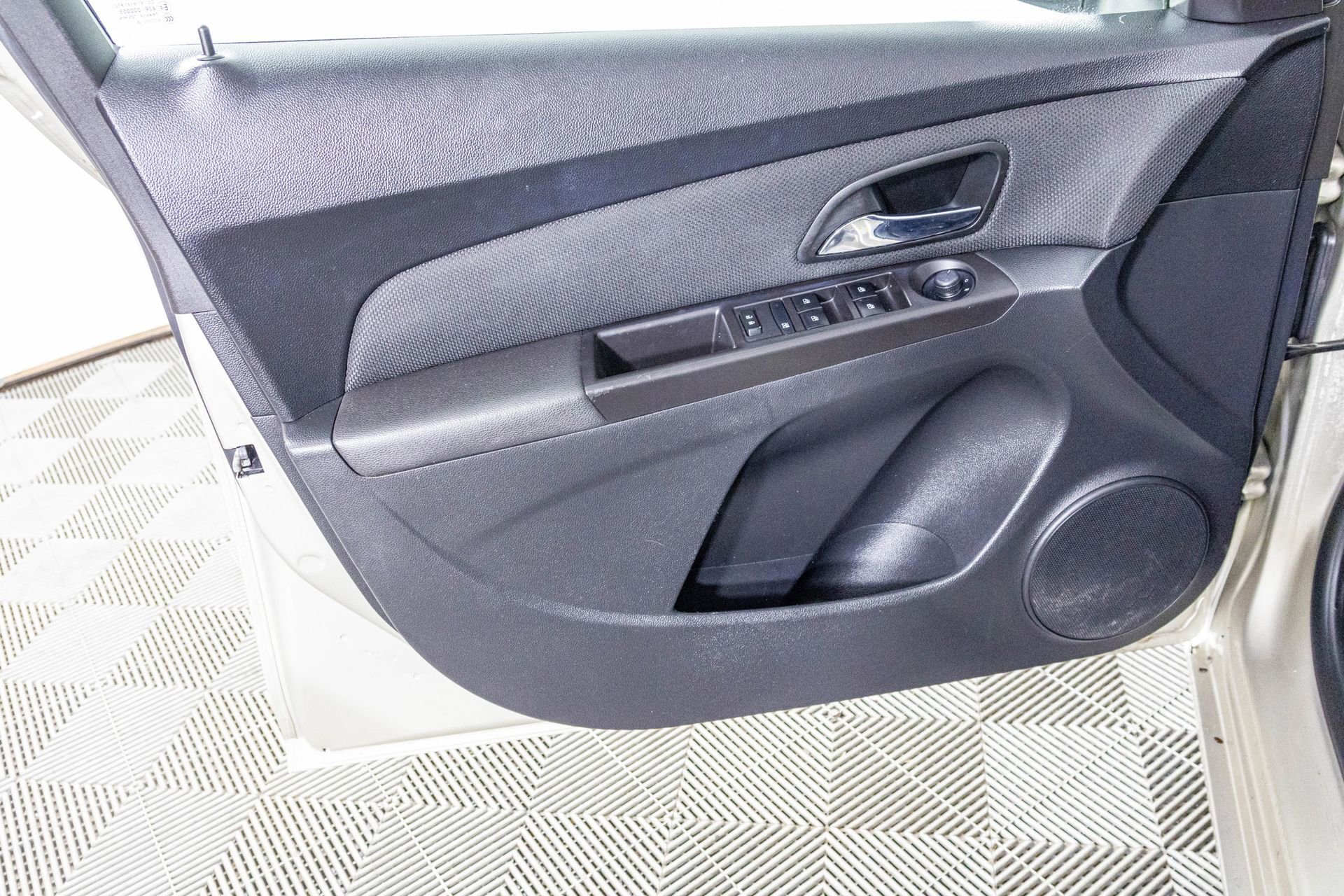 Used 2015 Chevrolet Cruze LT image 31