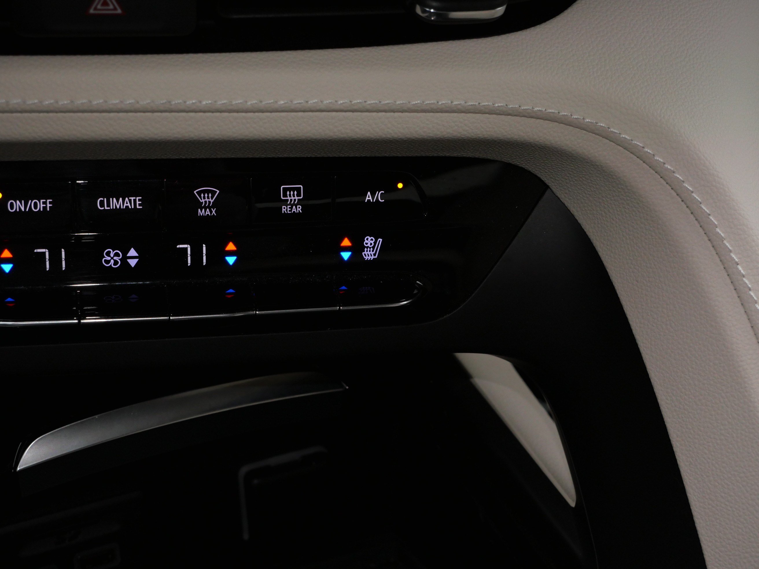 Used 2022 Buick Envision Avenir w/ Technology Package II AWD/4WD image 31