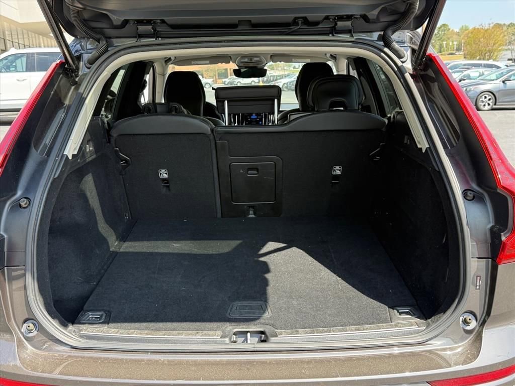 Used 2022 Volvo XC60 B5 Momentum image 15
