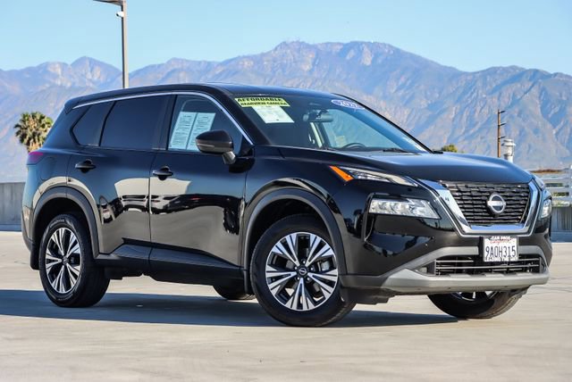Used 2022 Nissan Rogue SV image 2