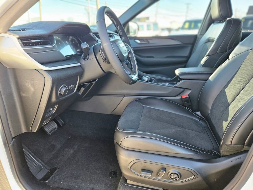 New 2025 Jeep Grand Cherokee Altitude image 14