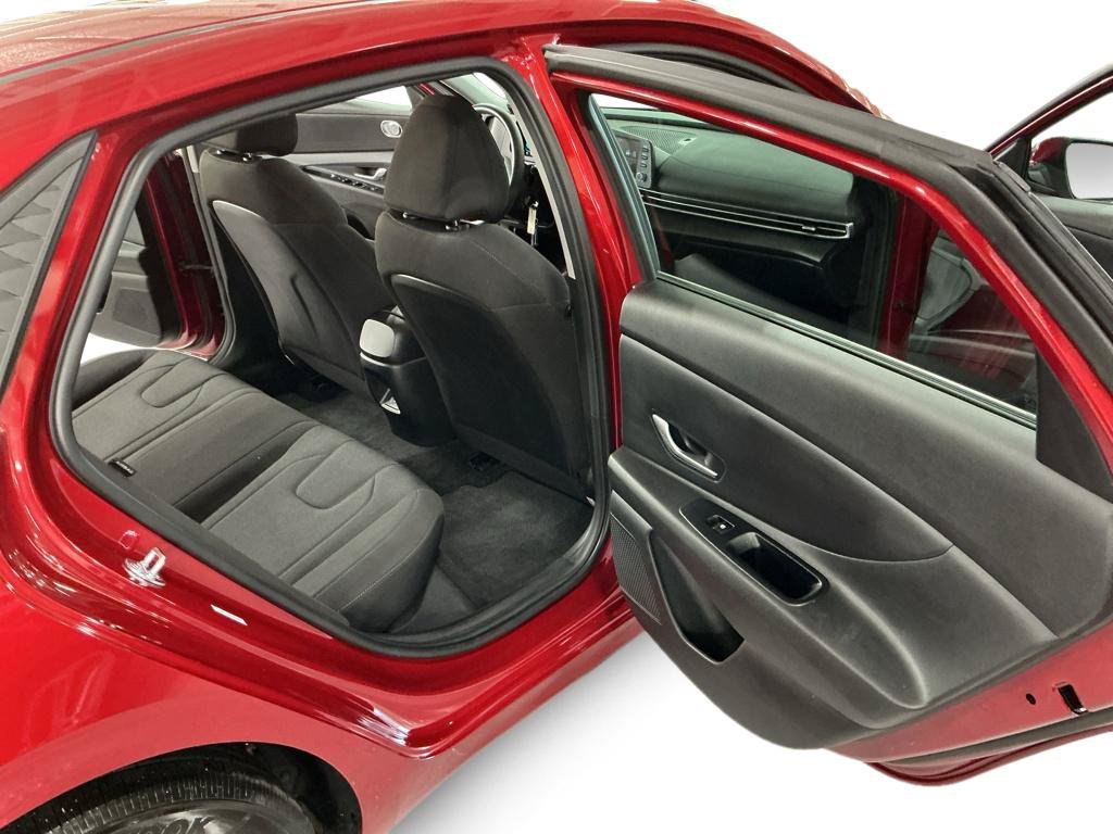 Certified 2025 Hyundai Elantra SE FWD image 8