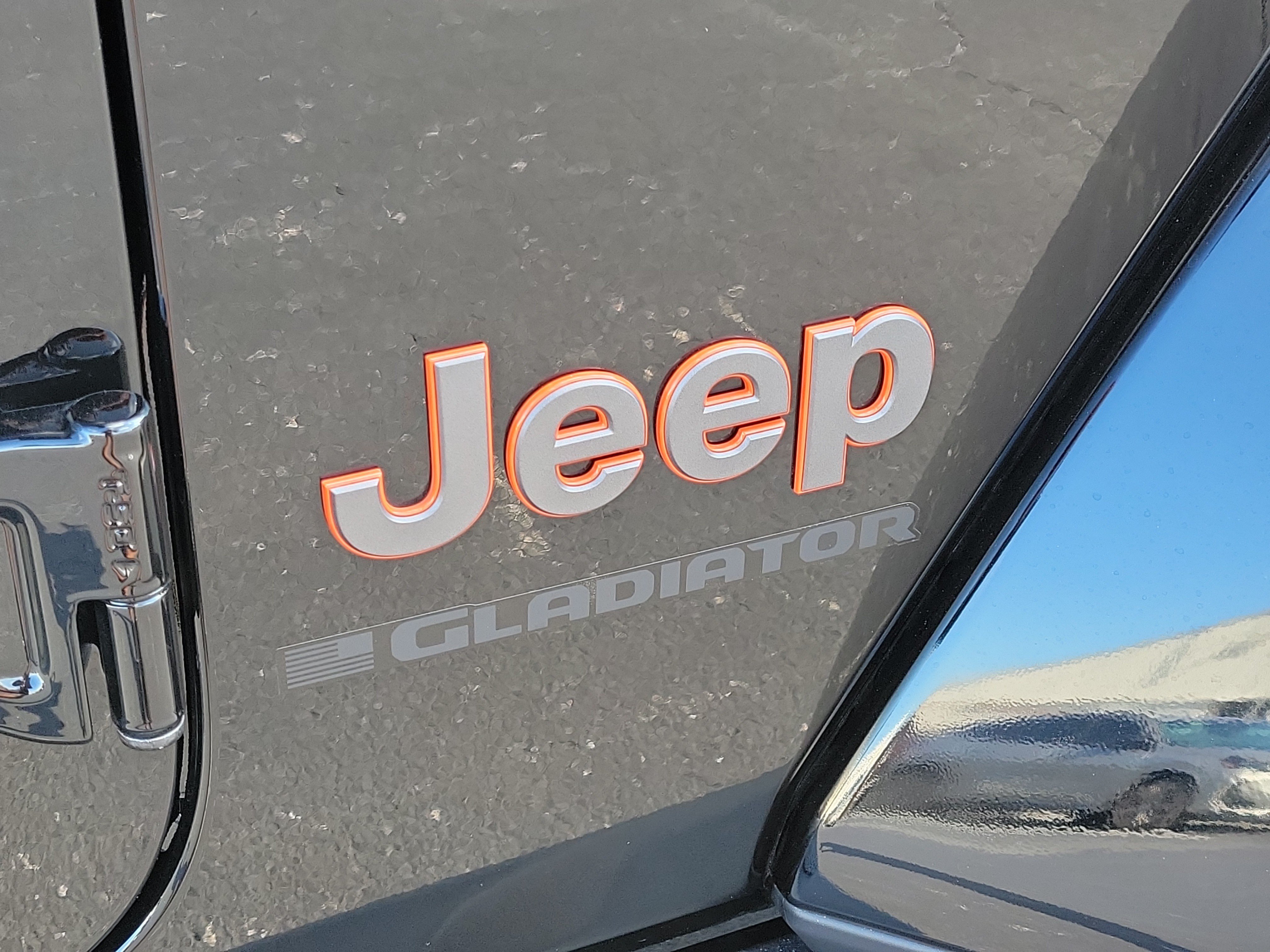 Used 2025 Jeep Gladiator Mojave w/ Convenience Group AWD/4WD image 5