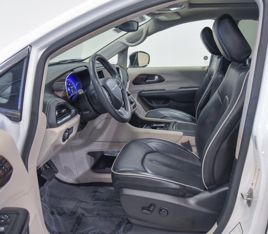 Used 2023 Chrysler Pacifica Limited image 2