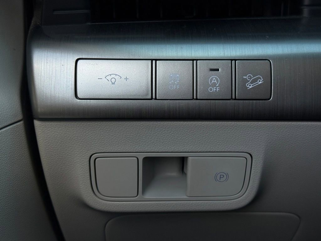 Certified 2025 Hyundai Kona SE image 24