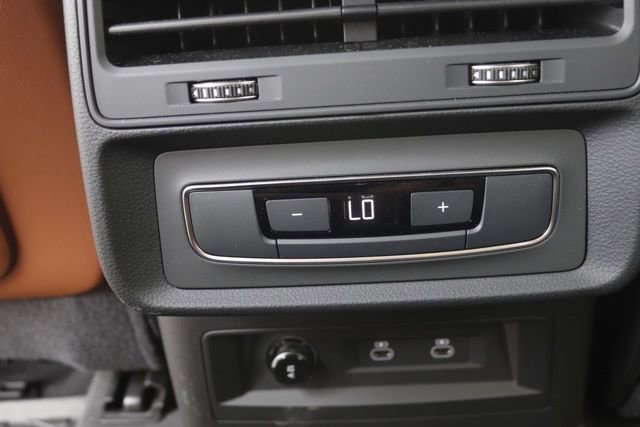 Used 2024 Audi Q8 Premium image 18
