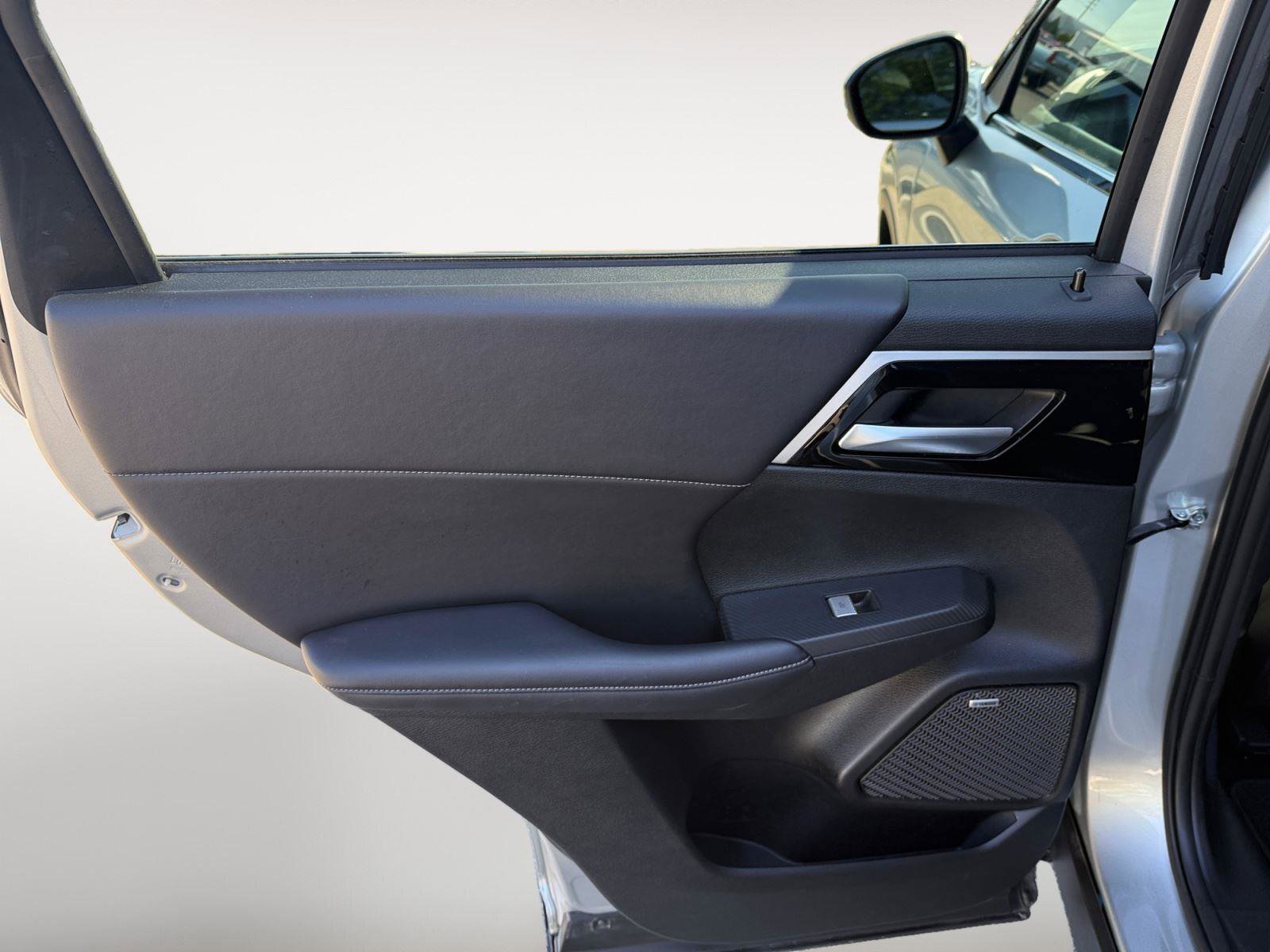 Used 2025 Mitsubishi Outlander SE FWD image 18