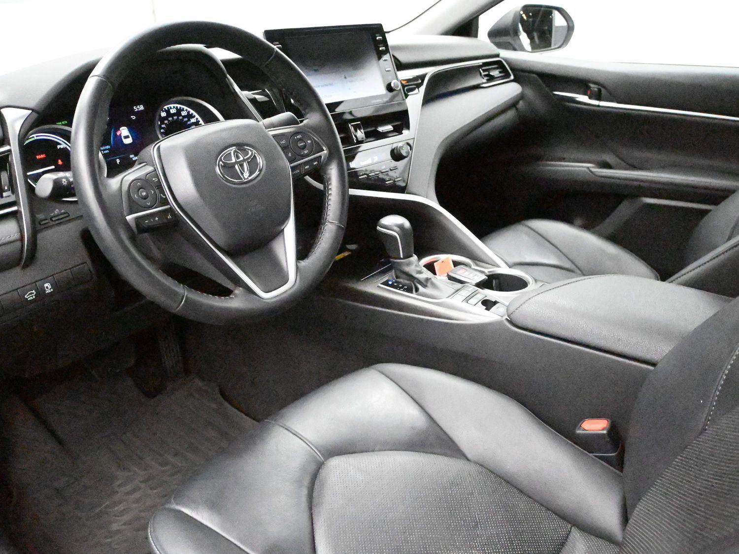 Used 2022 Toyota Camry XLE FWD image 2