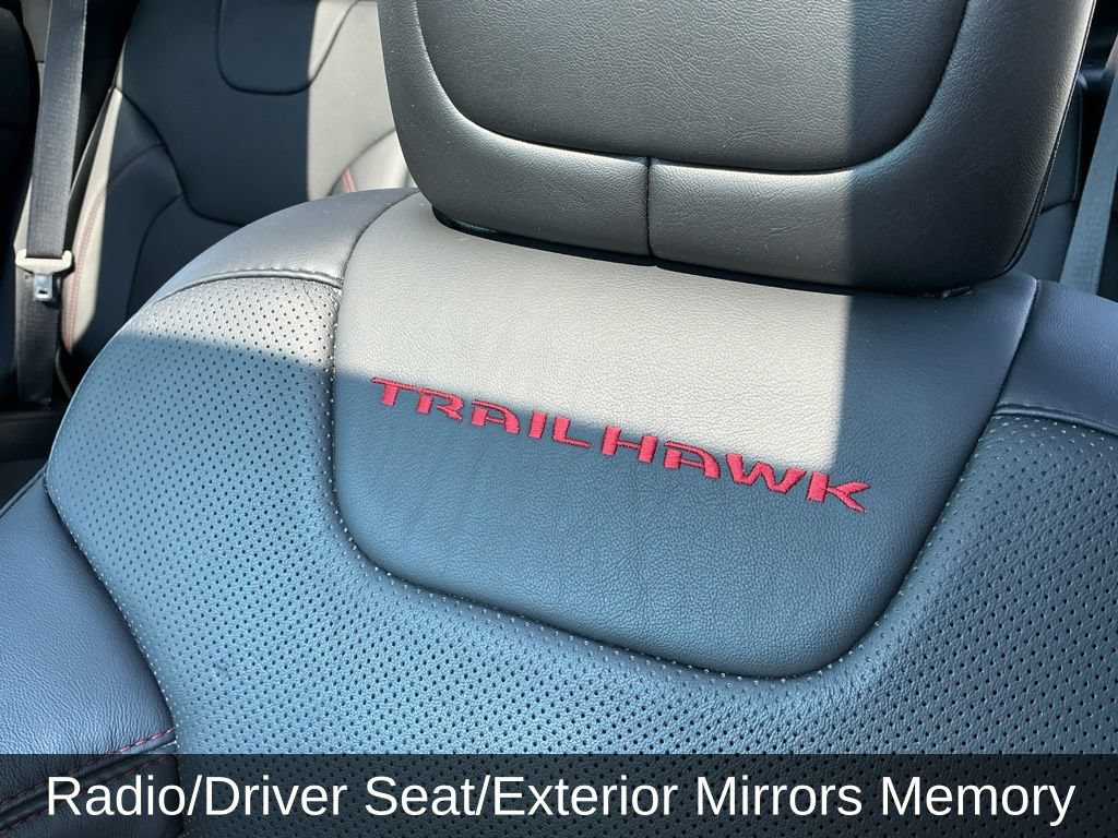 Used 2020 Jeep Cherokee Trailhawk AWD/4WD image 15
