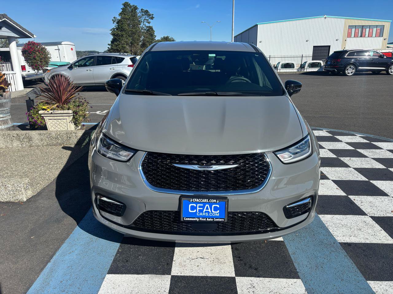 Used 2025 Chrysler Pacifica Select FWD image 8